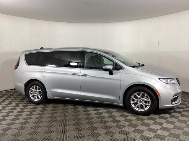 2023 Chrysler Pacifica Touring L — photo 1 of 2