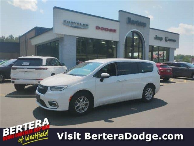 2023 Chrysler Pacifica Touring L — photo 1 of 36