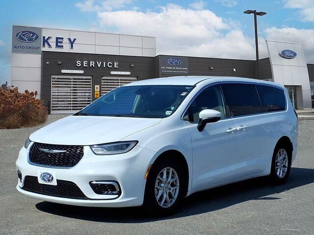 2023 Chrysler Pacifica Touring L — photo 1 of 2