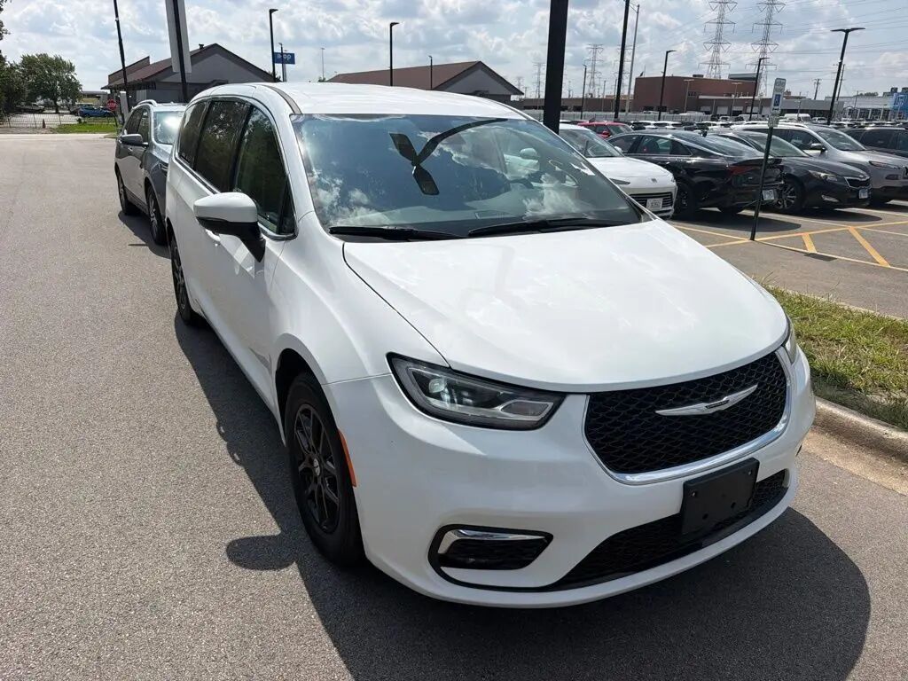 2023 Chrysler Pacifica Touring L — photo 1 of 34