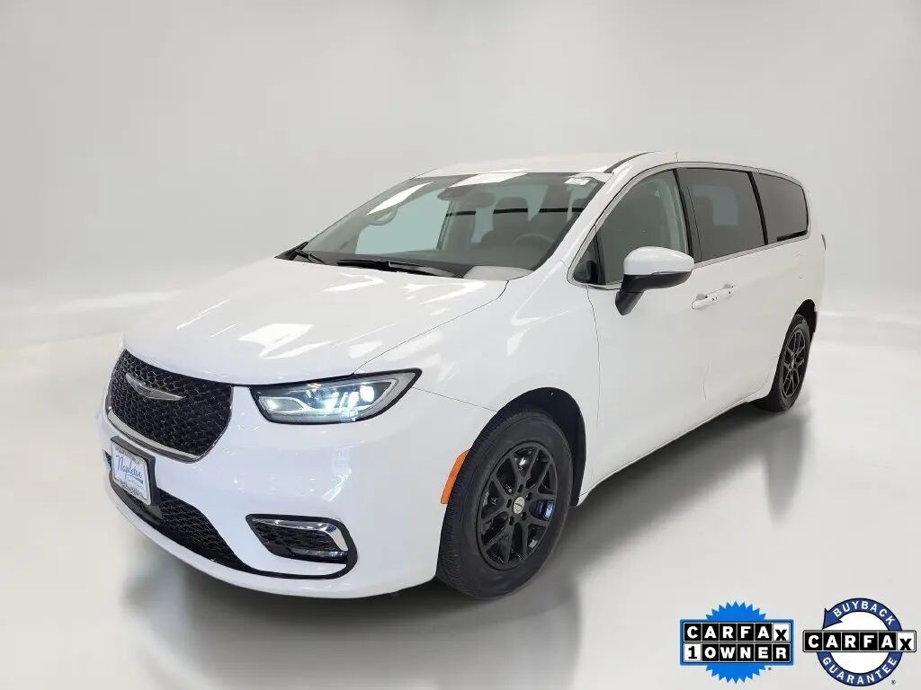 2023 Chrysler Pacifica Touring L — photo 1 of 13