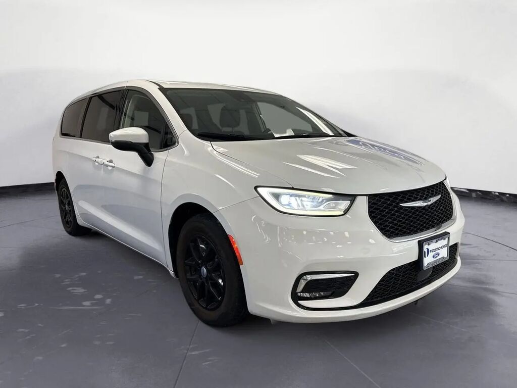 2023 Chrysler Pacifica Touring L — photo 1 of 13