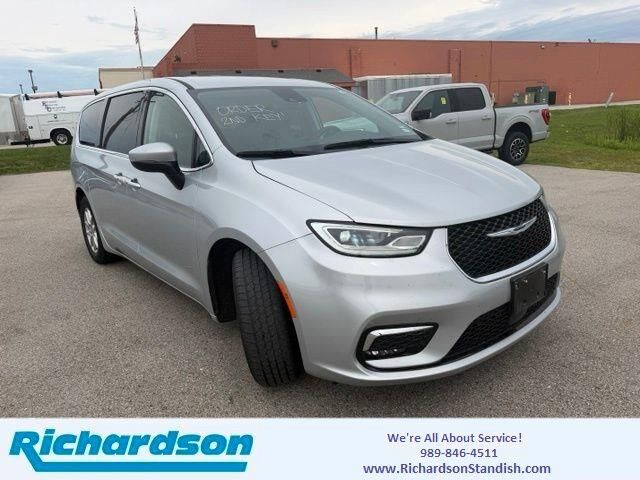 2023 Chrysler Pacifica Touring L — photo 1 of 13