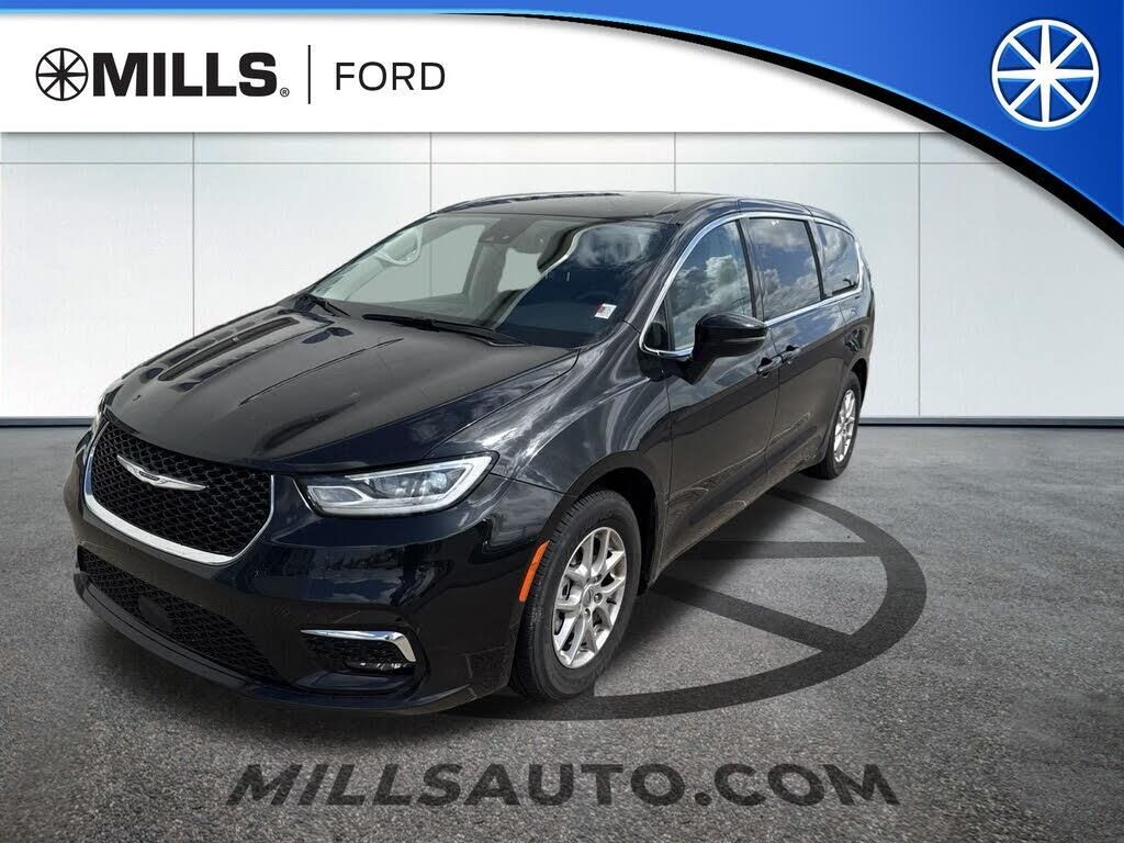 2023 Chrysler Pacifica Touring L — photo 1 of 2
