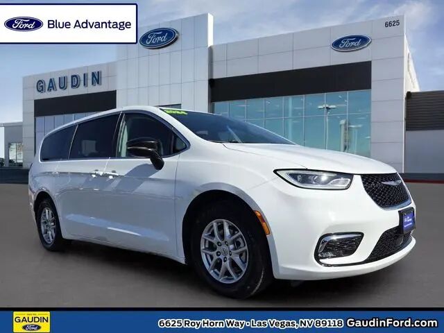 2024 Chrysler Pacifica Touring L — photo 1 of 13