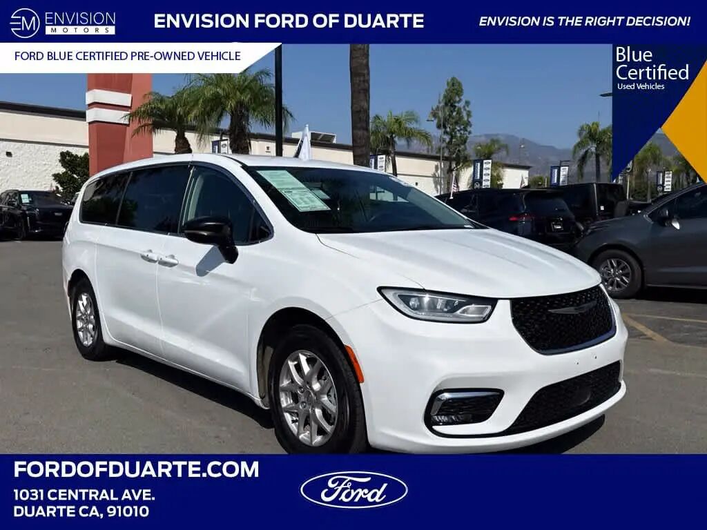 2024 Chrysler Pacifica Touring L — photo 1 of 13