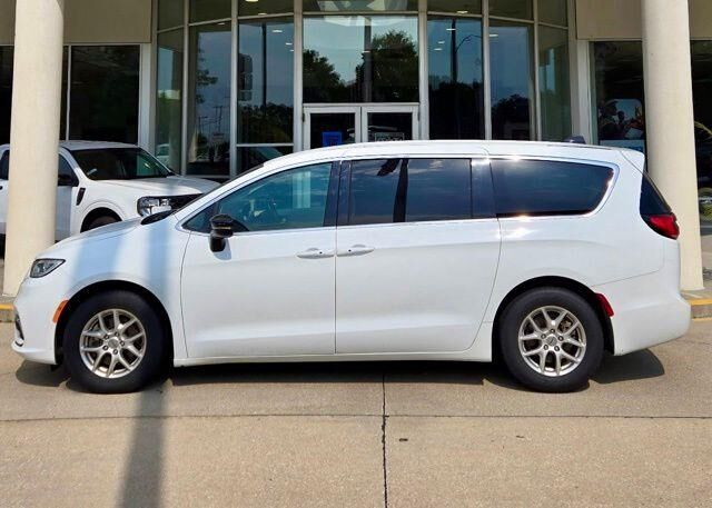 2024 Chrysler Pacifica Touring L — photo 1 of 25