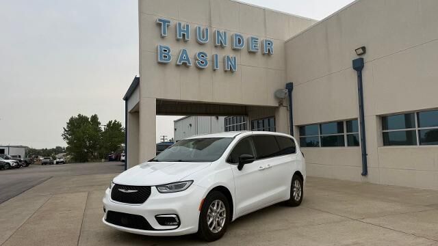 2024 Chrysler Pacifica Touring L — photo 1 of 11