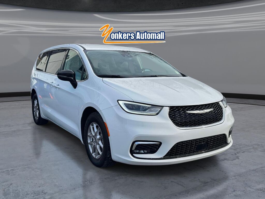2024 Chrysler Pacifica Touring L — photo 1 of 13