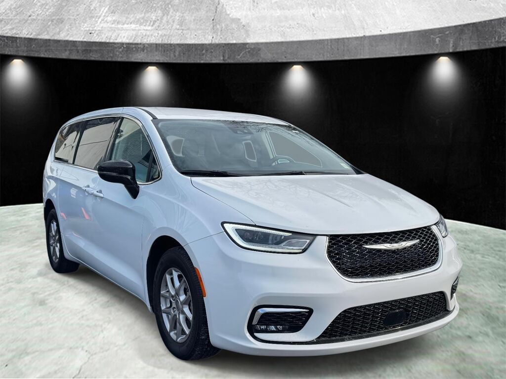 2024 Chrysler Pacifica Touring L — photo 1 of 26
