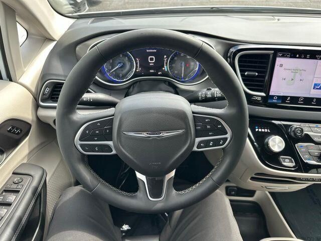 2024 Chrysler Pacifica Touring L — photo 1 of 24