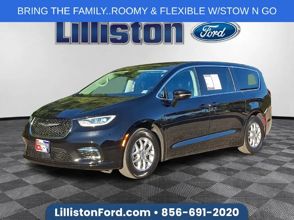 2024 Chrysler Pacifica Touring L — photo 1 of 13