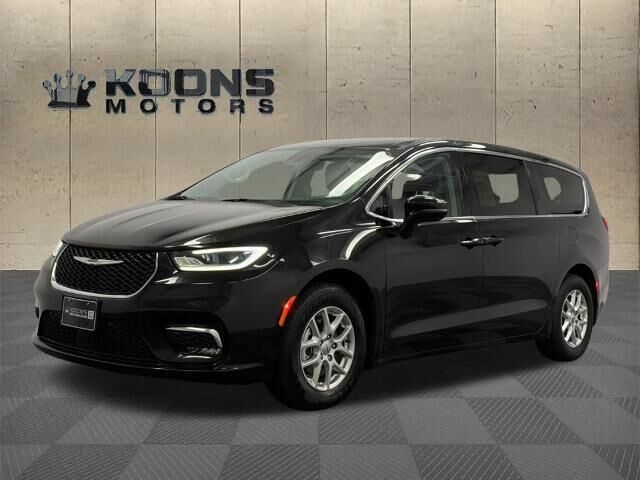 2024 Chrysler Pacifica Touring L — photo 1 of 13
