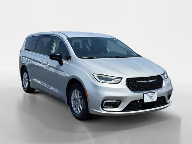 2024 Chrysler Pacifica Touring L — photo 1 of 13