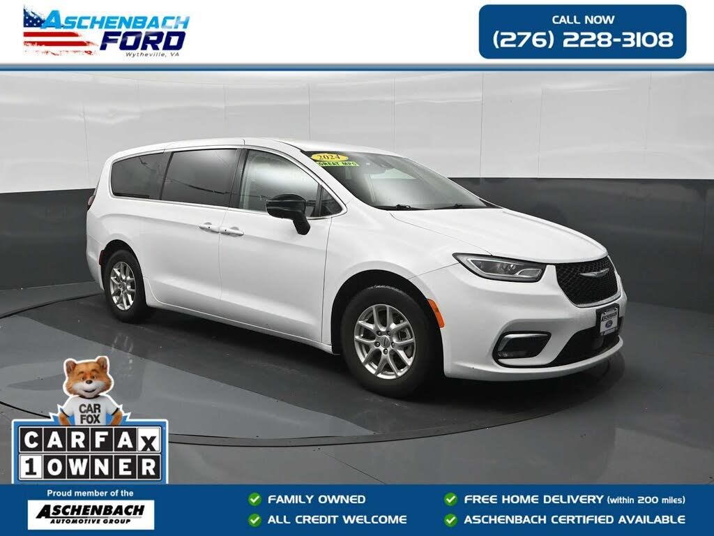 2024 Chrysler Pacifica Touring L — photo 1 of 1