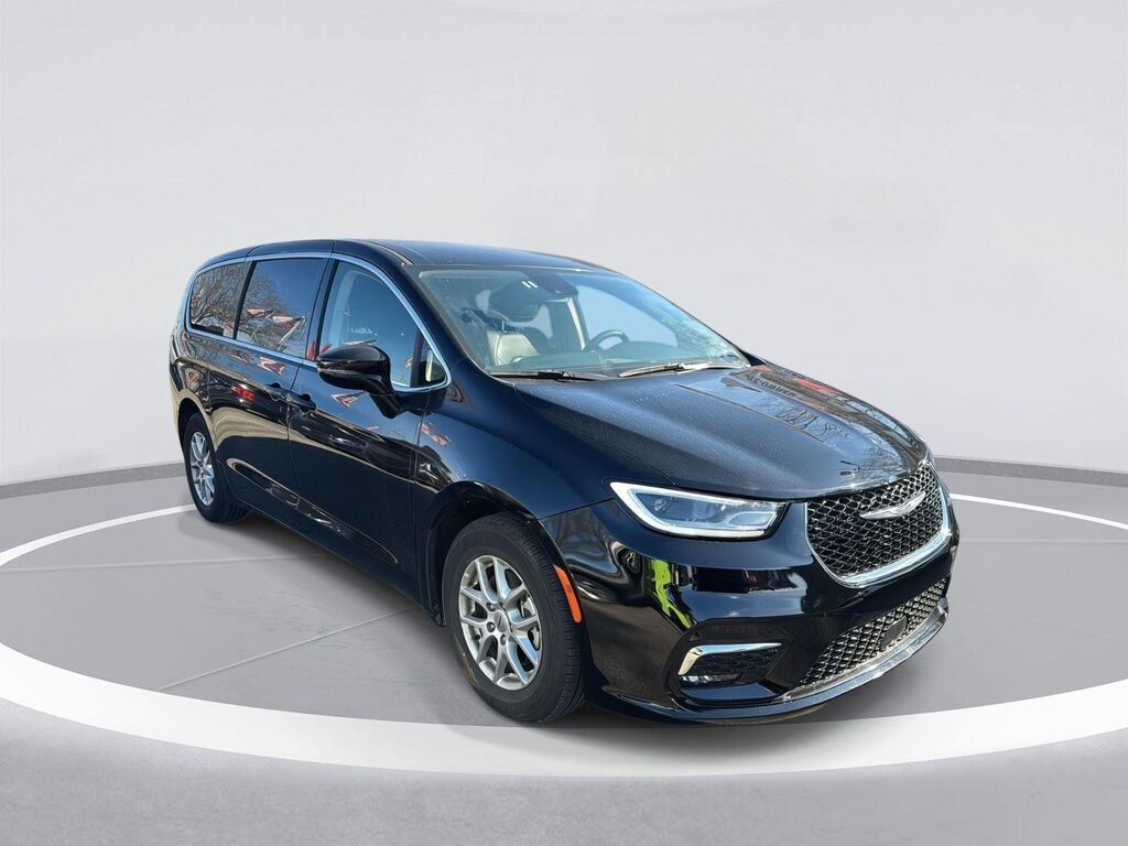 2024 Chrysler Pacifica Touring L — photo 1 of 37