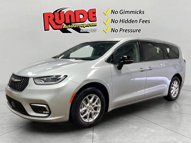 2024 Chrysler Pacifica Touring L — photo 1 of 13