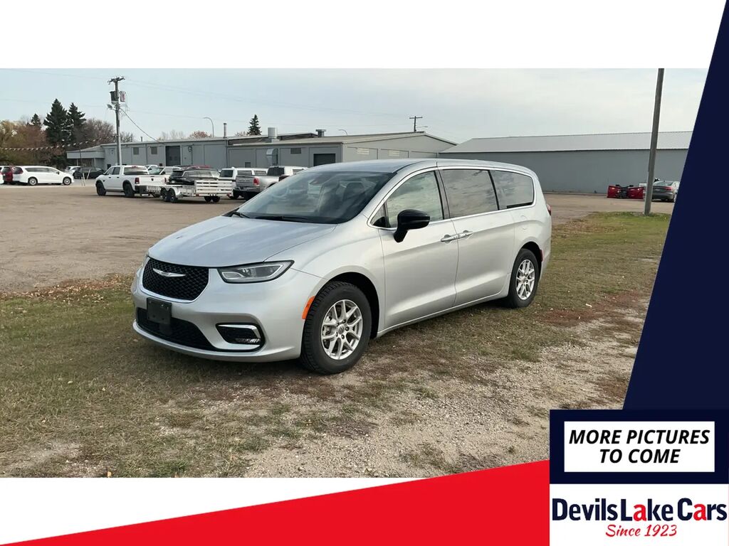 2024 Chrysler Pacifica Touring L — photo 1 of 3