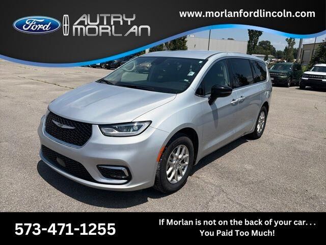 2024 Chrysler Pacifica Touring L — photo 1 of 13