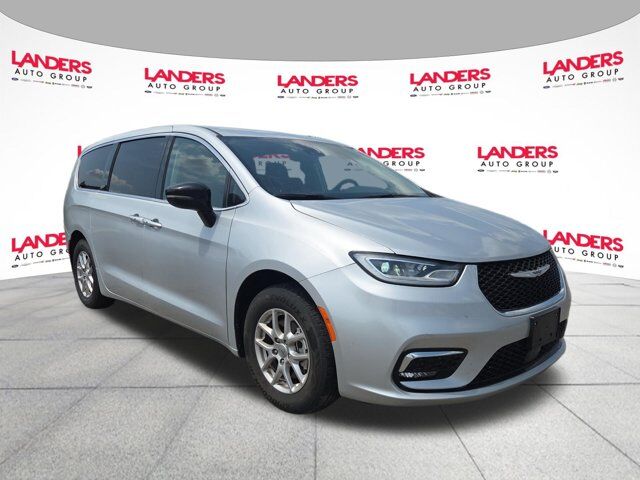 2024 Chrysler Pacifica Touring L — photo 1 of 13