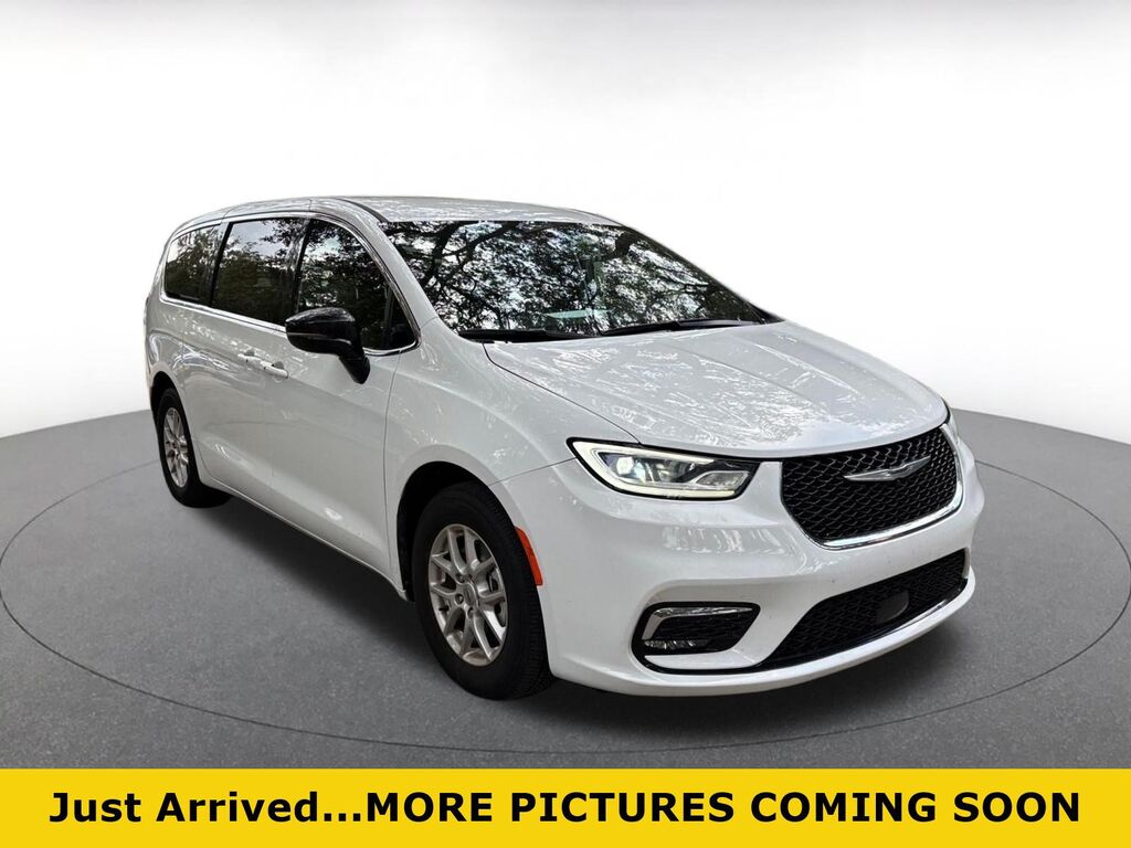 2025 Chrysler Pacifica Select — photo 1 of 23