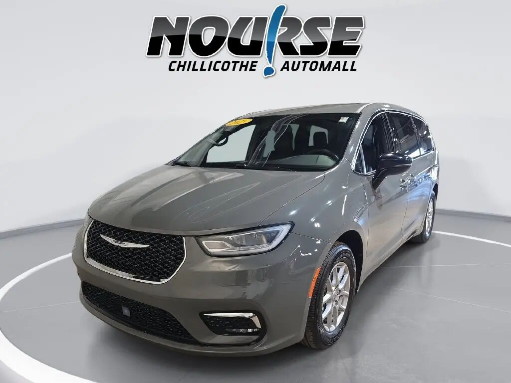 2025 Chrysler Pacifica Select — photo 1 of 13