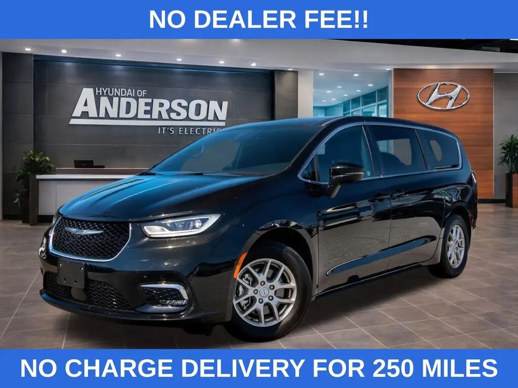 2025 Chrysler Pacifica Select — photo 1 of 13
