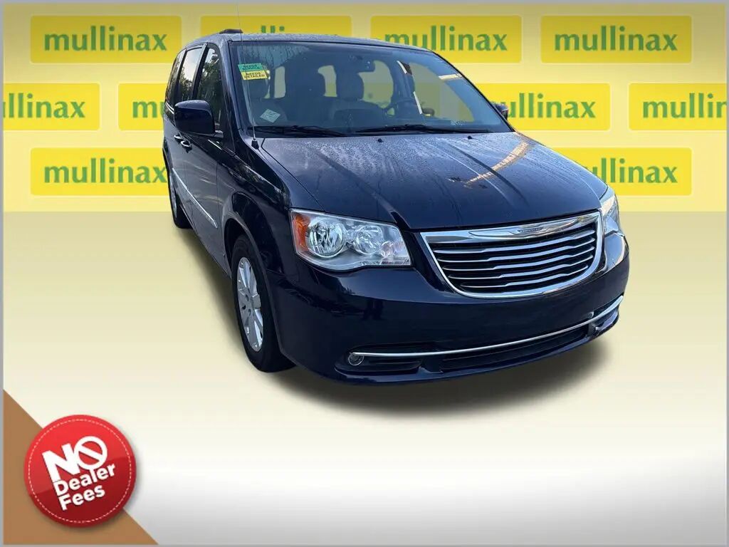 2016 Chrysler Town and Country Touring — photo 1 of 11