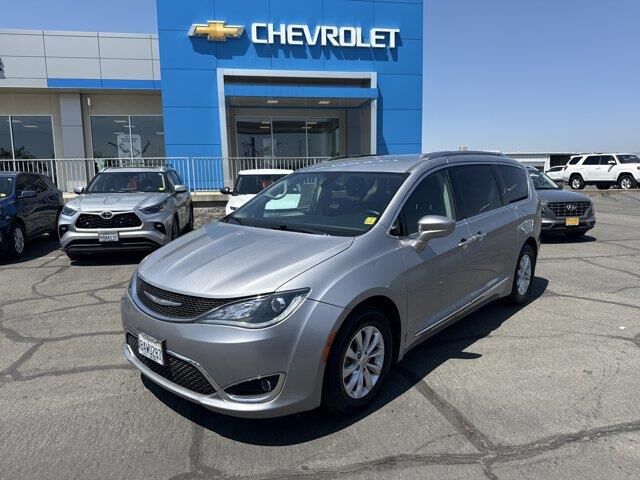 2018 Chrysler Pacifica Touring L — photo 1 of 39