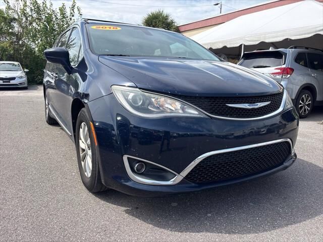 2018 Chrysler Pacifica Touring L — photo 1 of 13