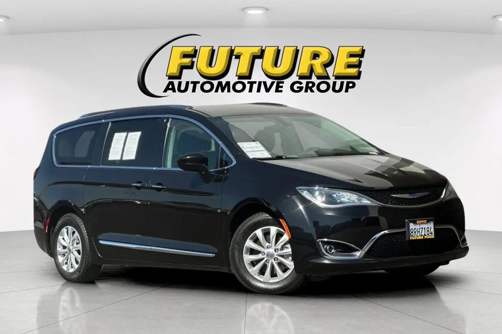 2019 Chrysler Pacifica Touring L — photo 1 of 13