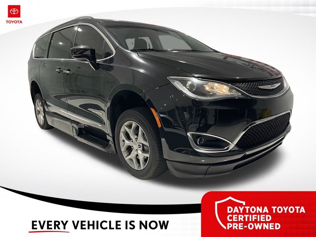 2020 Chrysler Pacifica Touring L — photo 1 of 13