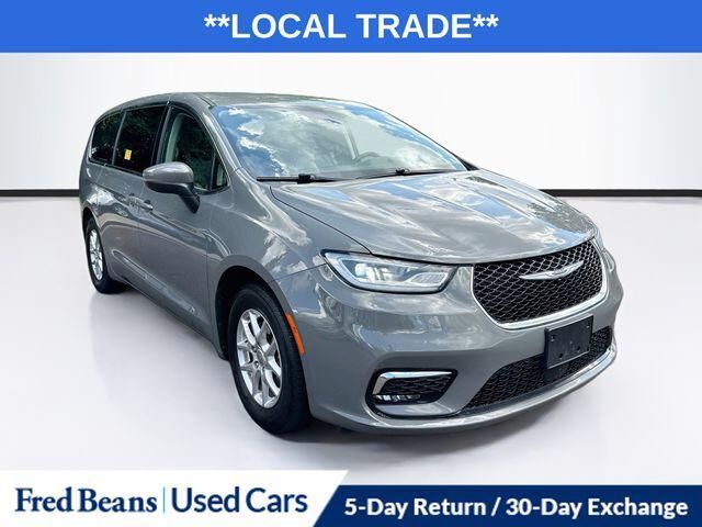 2023 Chrysler Pacifica Touring L — photo 1 of 13