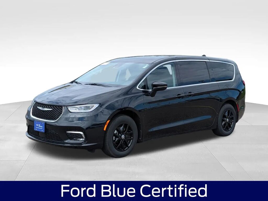 2023 Chrysler Pacifica Touring L — photo 1 of 25