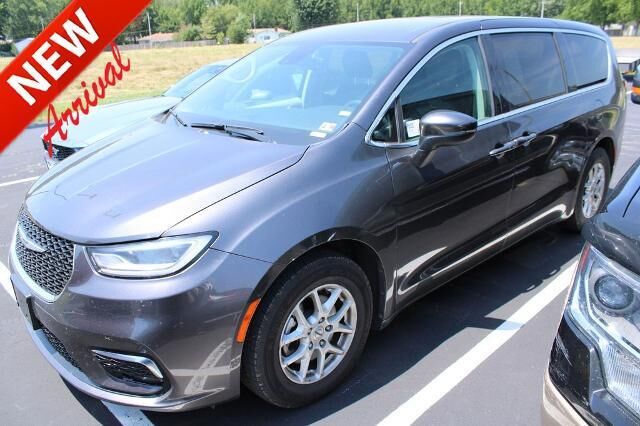 2023 Chrysler Pacifica Touring L — photo 1 of 8