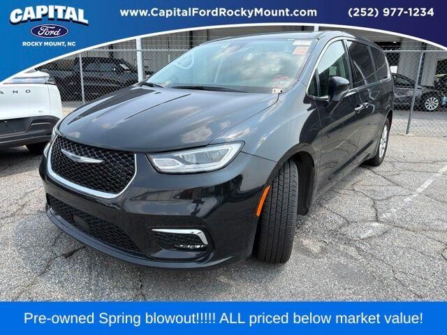 2023 Chrysler Pacifica Touring L — photo 1 of 26