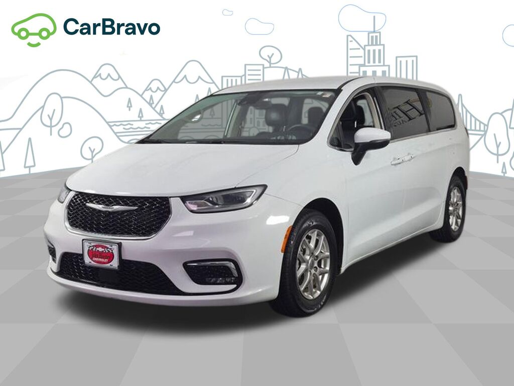 2023 Chrysler Pacifica Touring L — photo 1 of 6