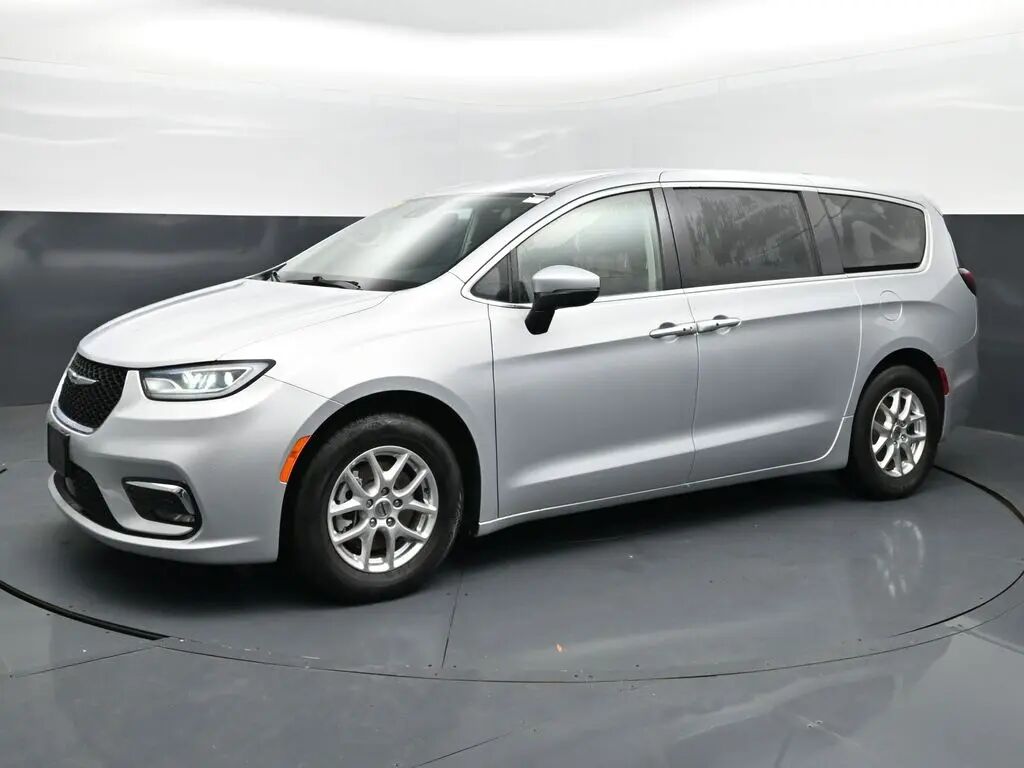 2023 Chrysler Pacifica Touring L — photo 1 of 13