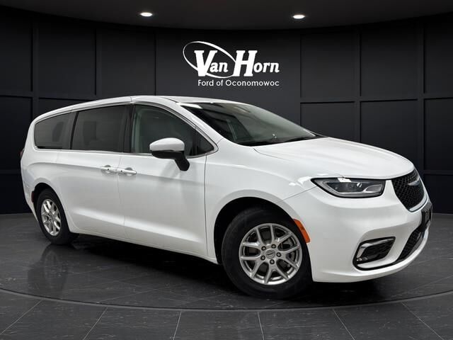 2023 Chrysler Pacifica Touring L — photo 1 of 39