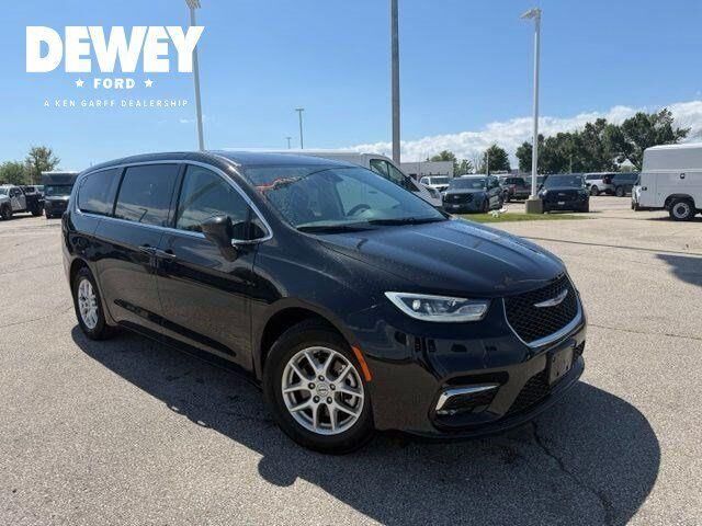 2023 Chrysler Pacifica Touring L — photo 1 of 13