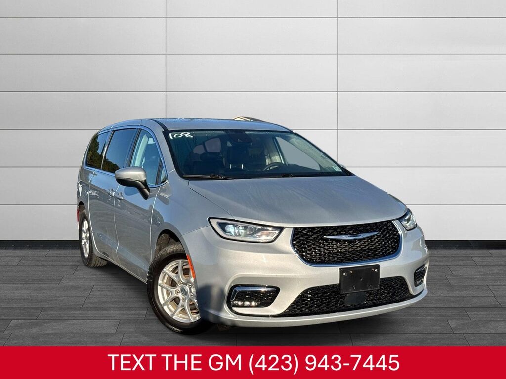 2023 Chrysler Pacifica Touring L — photo 1 of 13