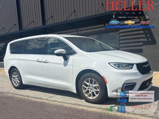 2023 Chrysler Pacifica Touring L — photo 1 of 4