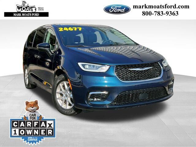2023 Chrysler Pacifica Touring L — photo 1 of 13