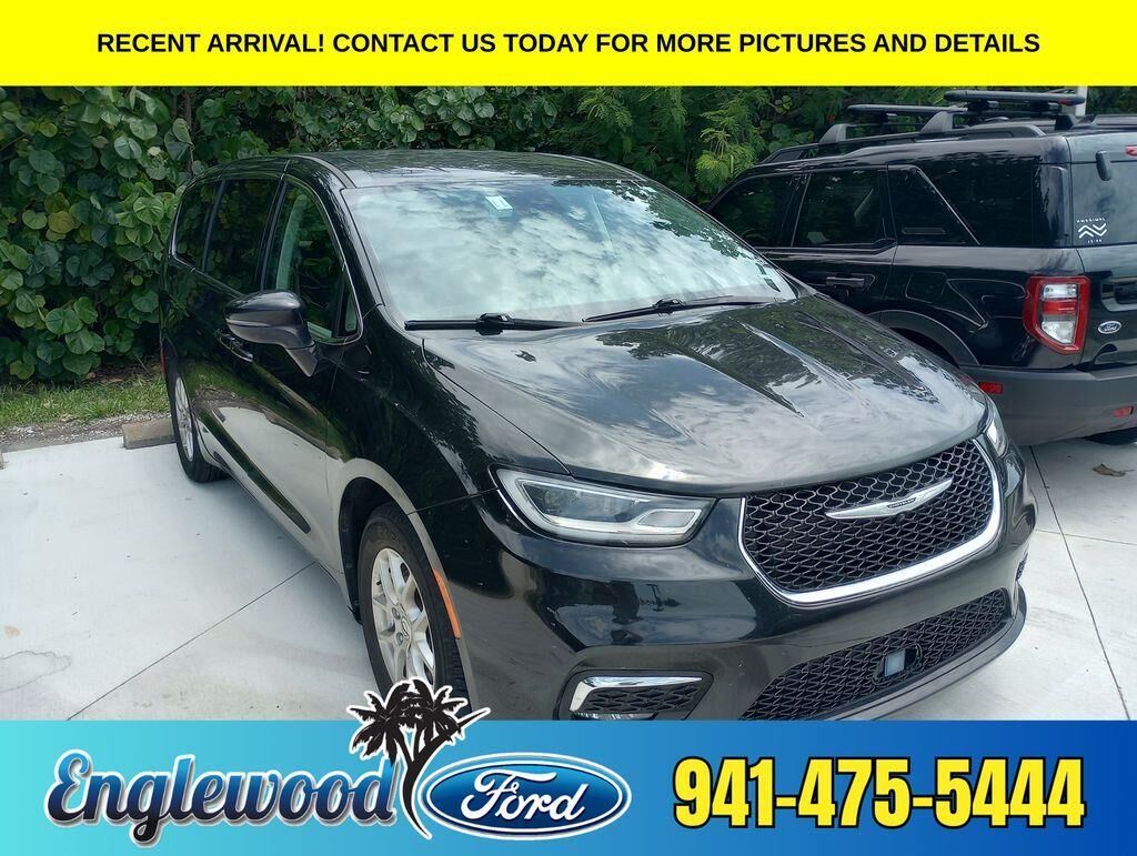2023 Chrysler Pacifica Touring L — photo 1 of 42