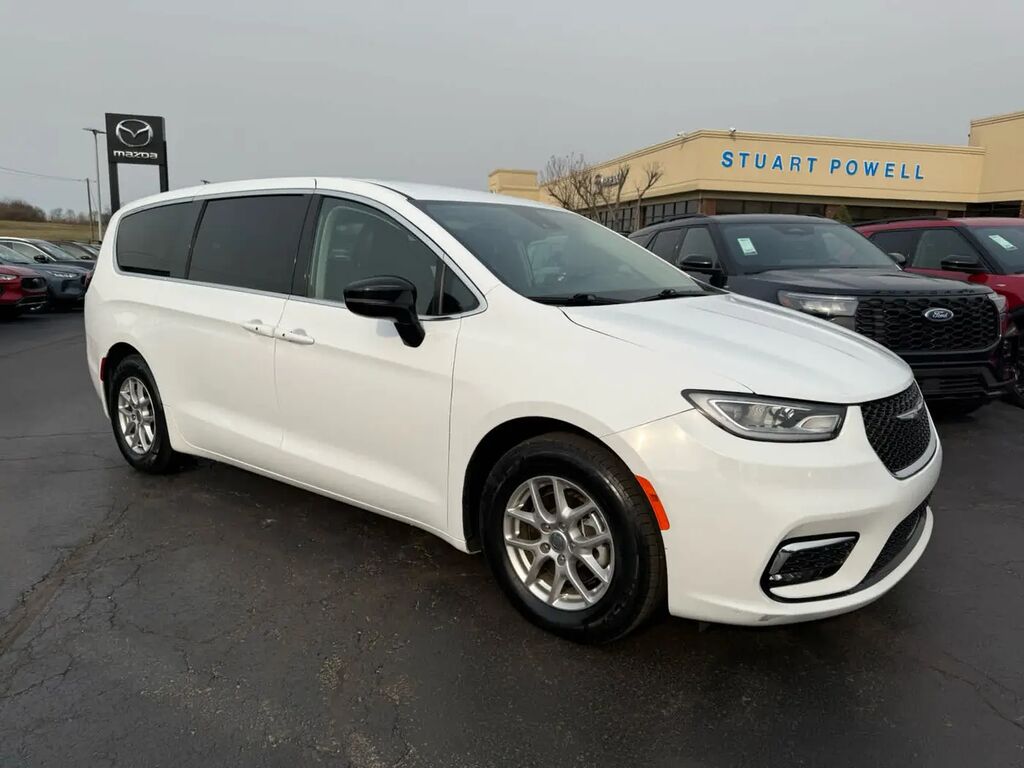 2024 Chrysler Pacifica Touring L — photo 1 of 13
