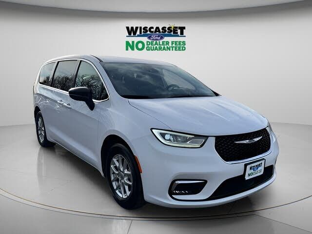 2024 Chrysler Pacifica Touring L — photo 1 of 1