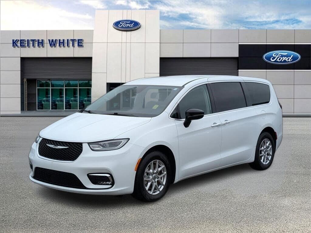 2024 Chrysler Pacifica Touring L — photo 1 of 1