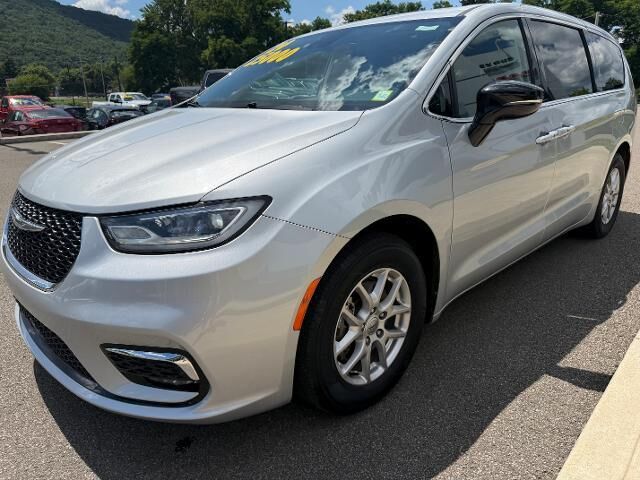 2024 Chrysler Pacifica Touring L — photo 1 of 13