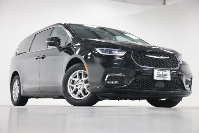 2024 Chrysler Pacifica Touring L — photo 1 of 8