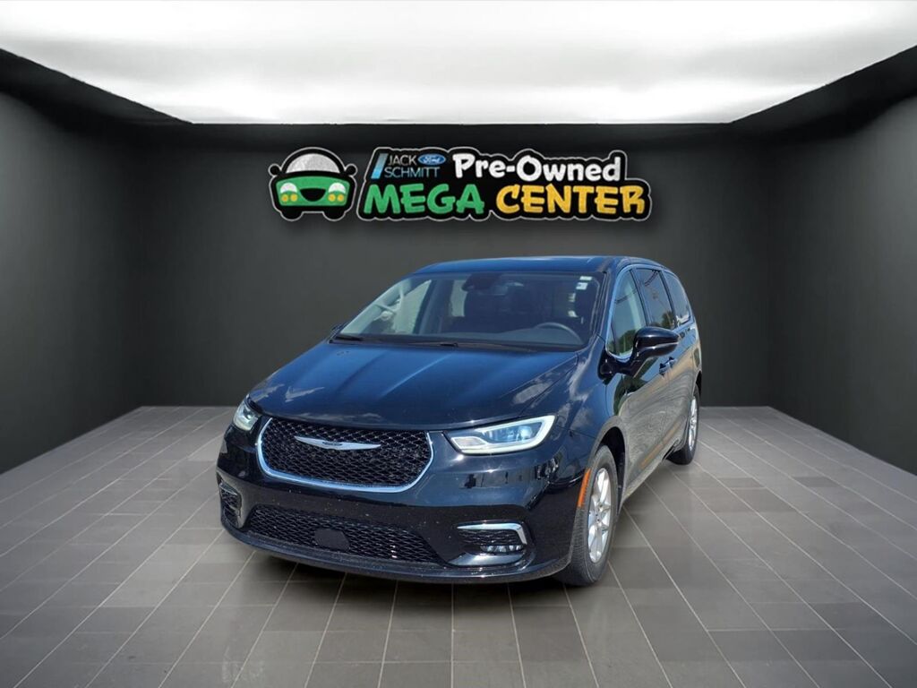 2024 Chrysler Pacifica Touring L — photo 1 of 2